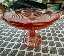 ANCIENNE COUPE SUR PIEDOUCHE EN VERRE MOULé ROSE