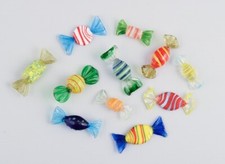Une collection de onze pièces. Verre d'art de Murano, bonbons colorés et rayés.