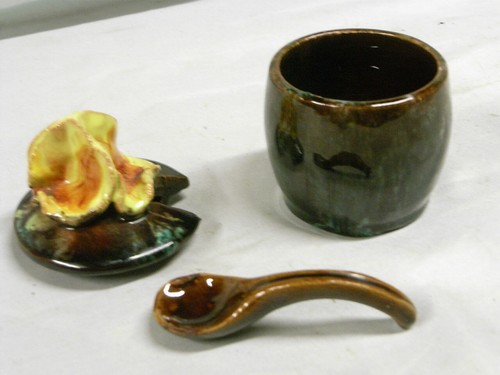 Service a condiment - ,