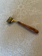 Ancien doseur à poudre et à plomb en laiton manche en bois