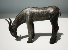 Ancienne sculpture asiatique représentant une antilope en métal incrusté argent