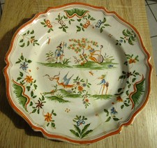 UN PLAT EN FAIENCE DE MOUSTIER