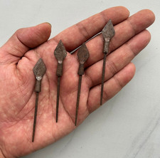 Ancien outil de chasse de guerre à pointe de flèche en fer fait main