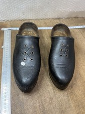ancienne  paire de sabots en
