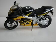 moto miniature 1/18 SUZUKI  GSX 600 R