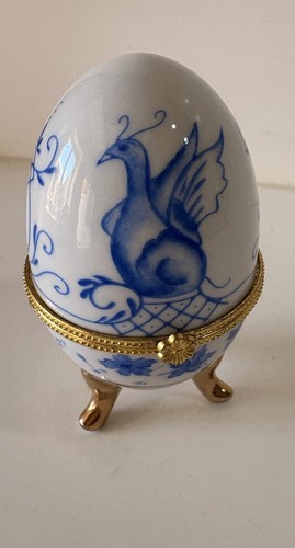 Oeuf porcelaine sur pieds - en,