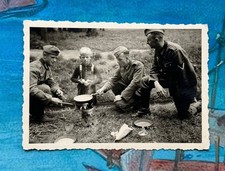 PHOTO WW2 SOLDATS ALLEMANDS WEHRMACHT & GAMIN FONT CUIRE POMMES DE TERRE !