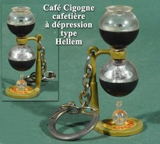 Cafés Cigogne, porte-clefs cafetière à dépression type Hellem en plastique