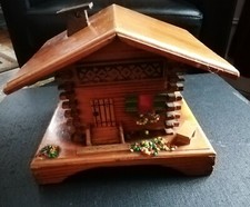 Ancienne Boîte Forme Chalet
