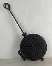 Ancien XXème très beau moule à hosties en fonte en forme de cœur 