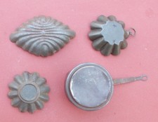 Dînette ancienne pr poupées, tôle noircie : 3 moules, 1 casserole. Mi XX°