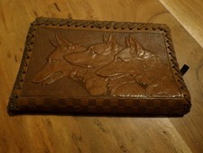 Couvre-Livre Liseuse  en cuir avec motif de têtes de loups ou chiens ( ref 36 )