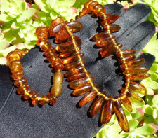 COLLIER FANTAISIE VINTAGE orné de PERLES en AMBRE MIEL