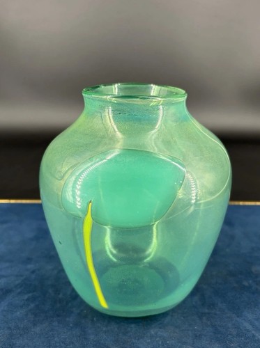 Vase art verre soufflé signé