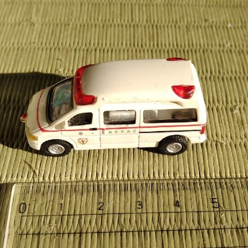 Voiture miniature ambulance - miniature, d'ambulance