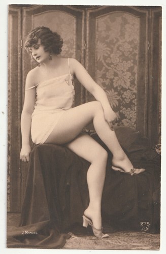 Cpa femme tenue - femme, légère