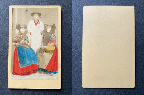 Trois personnes costumes - personnes,