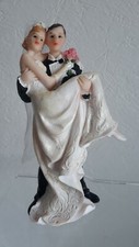 FIGURINE EN RESINE COUPLE DE MARIES DANS LES BRAS