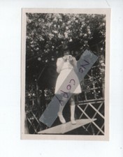 A954 Photo Originale vintage snapshot: --Jeune fille qui marche sur 1 table....!