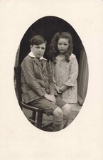 ANCIENNE CARTE POSTALE PHOTO DUO D'ENFANTS FRERES ET SOEURS PRENNENT LA POSE