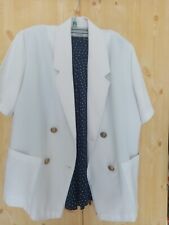 JUPE MI LONGUE EVASEE + VESTE BLANCHE MANCHE COURTE