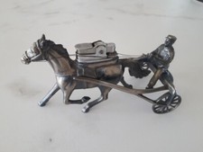 Briquet cheval de course avec cavalier dans sulky en fer  15 cm de long