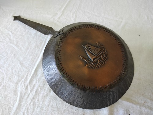 Ancienne poêle décorative - poêle,