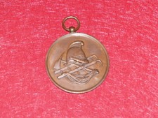 [SAPEURS POMPIERS] MEDAILLE vers 1900 Casque échelle hache corde