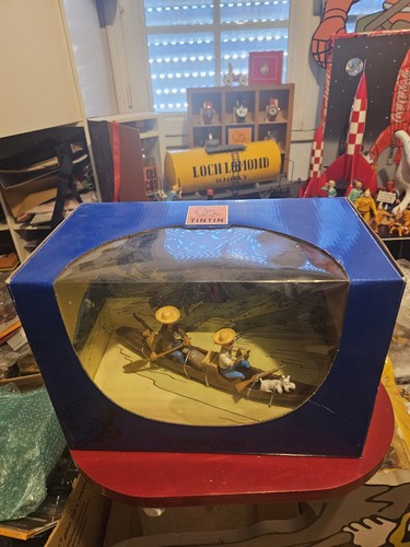 Scène tintin pirogue - scène, oreille