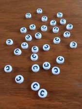 Lot de 30 perles alphabet lettre C forme palet 7 mm épaisseur 4 mm noir et blanc