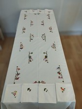 JOLIE NAPPE DE TABLE BLANCHE BRODEE MAINS Artisanat Madagascar Bonhommes 1