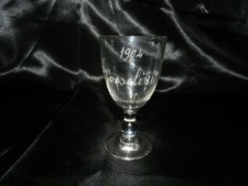 Ancien verre à pied gravé