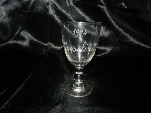 Ancien verre pied gravé - verre,