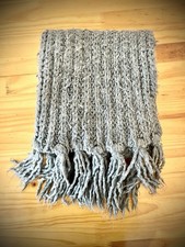 Echarpe grise chaude d’hiver - grosses mailles - très bon état