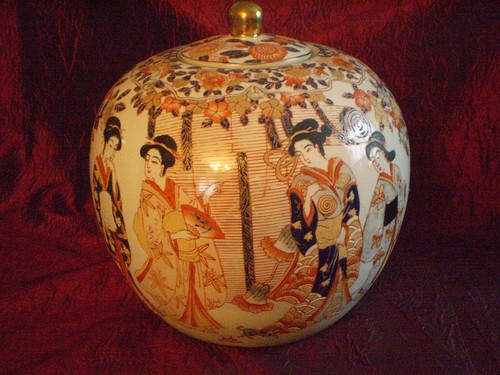 Ancien vase avec couvercle - , en