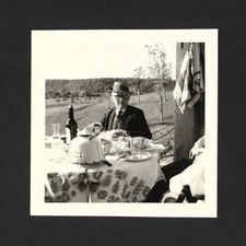 Homme à table, déjeuner
