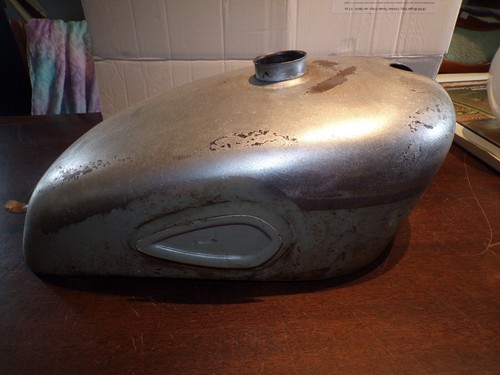 Ancien réservoir moto année