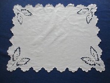 Napperon N°88 centre de table broderie papillon  34 x 45 cm  petits accidents