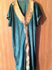 Robe longue velours ras. Couleur vert clair. Cousue main.  