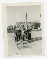 PHOTO snapshot, 1953 caserne militaire régiment porte drapeau uniforme MILITARY