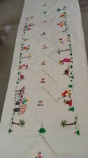 JOLIE NAPPE DE TABLE SOGA BRODEE MAINS Artisanat Madagascar Sujets Malagasy 2