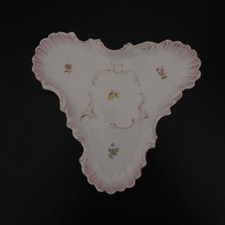 Petite assiette triangulaire en porcelaine rose et or