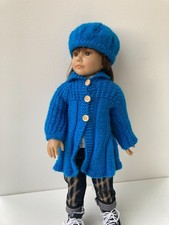 manteau bleu roi et béret