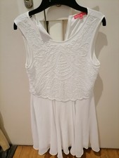 Jolie robe fille René Derhy blanche avec perles Taille 12/14 ans