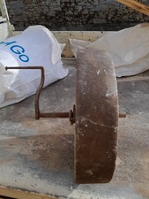 grande et ancienne meule en