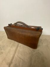 Ancienne sacoche en cuir voyage ou médecin dans son jus