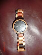 Montre Bewels en bois de differentes essences avec datier , jour de la semaine