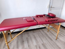 Table de massage pliante fournie avec ses accessoires et sa housse de transport