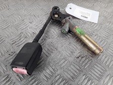 Attache ceinture avant gauche