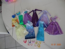 Lot tenues + accessoires vintage Barbie Mattel Disney Princess Elsa Esmeralda